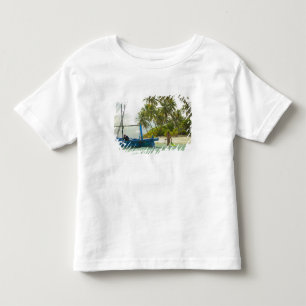 Camiseta Infantil Mulher em pequeno barco de pesca tradicional,