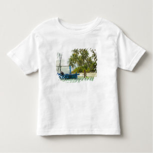 Camiseta Infantil Mulher num pequeno barco de pesca tradicional.