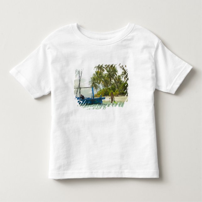 Camiseta Infantil Mulher num pequeno barco de pesca tradicional, (Frente)