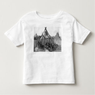 Camiseta Infantil Mulheres e crianças de Oglala dentro do Tipi