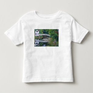 Camiseta Infantil NA, EUA, Maine. Ponte sobre lago em Somesville.