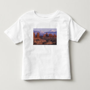 Camiseta Infantil NA, EUA, Utah, Parque Nacional Arches. Jardim do