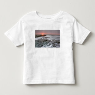 Camiseta Infantil Nascer do sol perto do Brenton Point State Park no