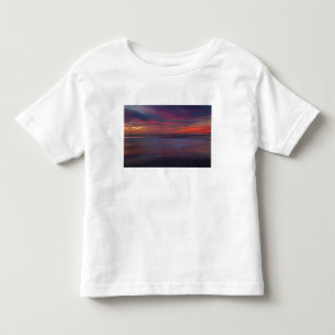 Camiseta Infantil Nascer do sol roxo na costa do oceano