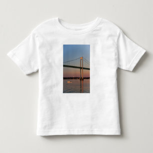 Camiseta Infantil Navegando e deixando a Ilha da New Port Road
