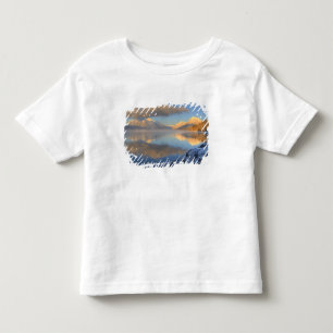 Camiseta Infantil Névoa sobe do Lago McDonald em um dia muito frio