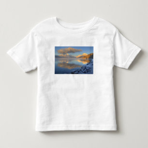 Camiseta Infantil Névoa sobe do Lago McDonald em uma tarde muito fri