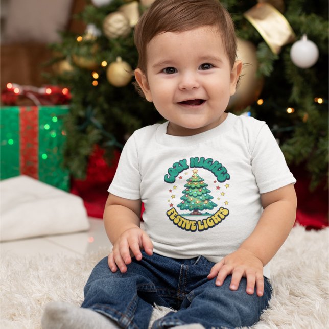 Camiseta Infantil Noites Cozy, Luzes Festivas, Árvore de Natal (Criador carregado)