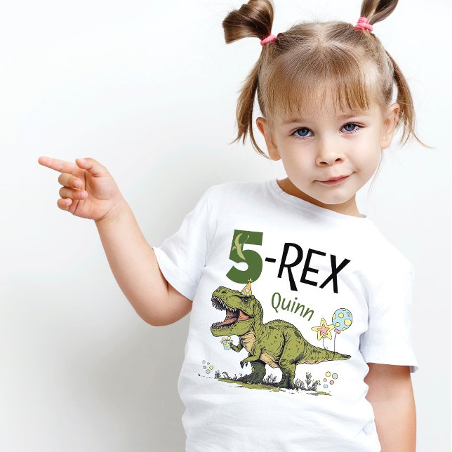 Camiseta Infantil Nome da Festa de aniversário do Tema do Dinossauro (Cute Jurassic theme roaring dinosaur cartoon 5-rex 5th girl birthday invitation, green t-rex )