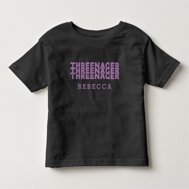 Camiseta Infantil Nome Lilac da Letra Retroativa do Threenager (Frente)
