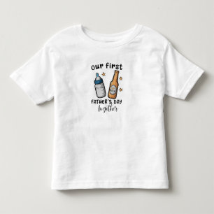 Camiseta Infantil Nosso Primeiro Dia de os pais Junto De Garrafas De