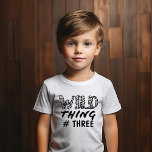 Camiseta Infantil Número da Coisa Selvagem Citação Engraçada Impress<br><div class="desc">Esta design engraçada e fofa é perfeita para seus filhos. Ele apresenta a citação, "Wild Thing, (#), " (que pode ser personalizado para qualquer número) na tipografia negra da impressão da chita-leopardo. É moderno, brincalhão, divertido e legal; o design perfeito para oferecer aos seus filhos. ((Camisas coincidentes estão disponíveis para...</div>