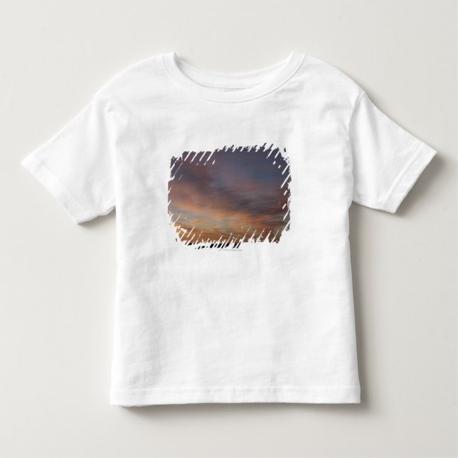 Camiseta Infantil Nuvens em um céu alaranjado no nascer do sol (Frente)