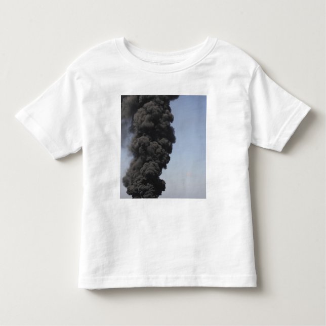 Camiseta Infantil Nuvens escuras de fumaça e fogo emergem (Frente)