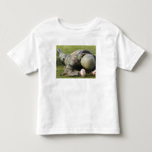 Camiseta Infantil O aviador rasteja através de um campo molhado