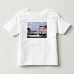 Camiseta Infantil O C-17 Globemaster III senta-se no flightline