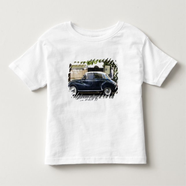 Camiseta Infantil O carro de Audi era velho, mas muito bem guardado. (Frente)