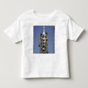 Camiseta Infantil O foguete de Soyuz é erigido na posição