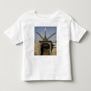 Camiseta Infantil O foguete de Soyuz é erigido na posição 3