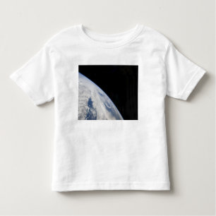 Camiseta Infantil O horizonte da Terra e a escuridão do espaço