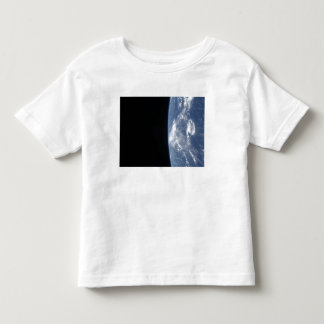 Camiseta Infantil O horizonte da Terra e a escuridão do espaço 2