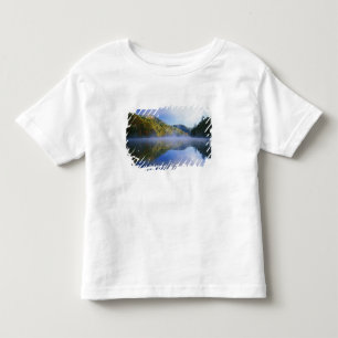 Camiseta Infantil O lago Millcreek e as cores do outono no nascer do