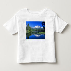 Camiseta Infantil O Monte Lassen sobe acima do Lago Manzanita
