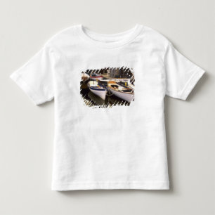 Camiseta Infantil O nevoeiro rodeia quatro barcos aterrados.