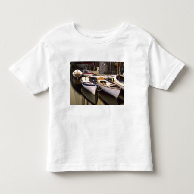 Camiseta Infantil O nevoeiro rodeia quatro barcos aterrados. (Frente)