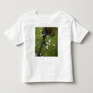 Camiseta Infantil O soldado pratica táticas do atirador furtivo