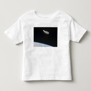 Camiseta Infantil O telescópio espacial de Hubble na órbita acima