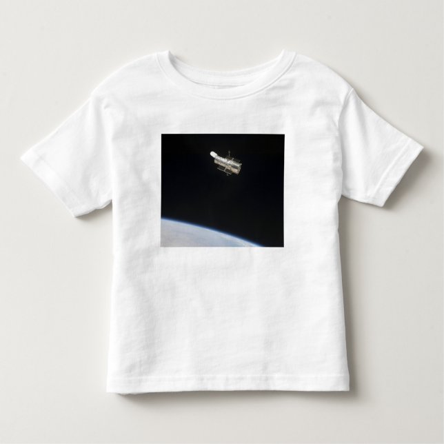 Camiseta Infantil O Telescópio Espacial Hubble em órbita acima da Te (Frente)