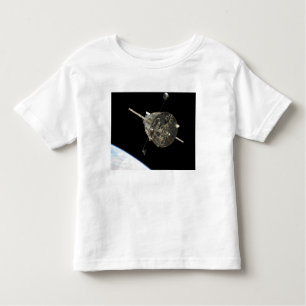 Camiseta Infantil O Telescópio Espacial Hubble em órbita acima da Te