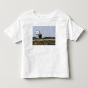 Camiseta Infantil O vaivém espacial Atlantis unfurls sua rampa de