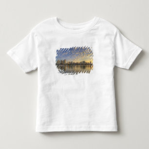 Camiseta Infantil Olhando através de False Creek na linha do horizo