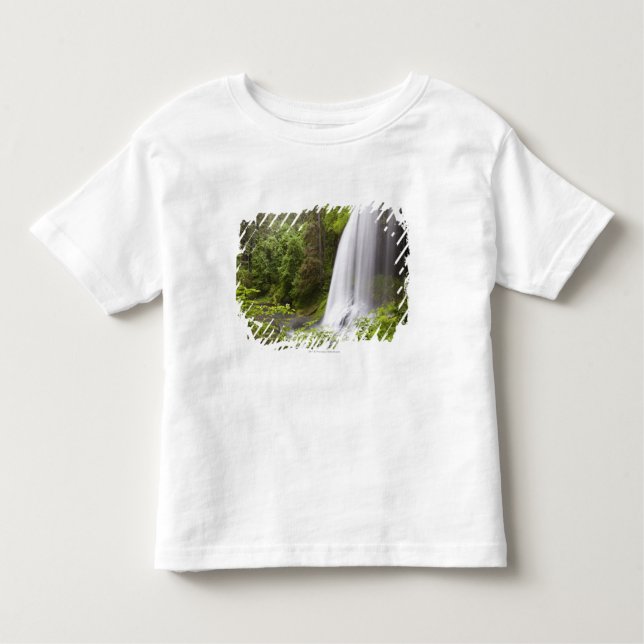 Camiseta Infantil Opinião borrada da cachoeira e da floresta em (Frente)