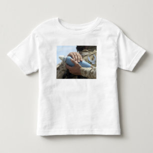 Camiseta Infantil Opinião do Fim-acima um soldado que embala uma