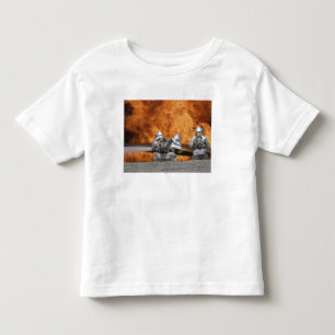 Camiseta Infantil Os bombeiros neutralizam um fogo