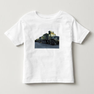 Camiseta Infantil Os caminhões blindados sentam-se no cais na cidad