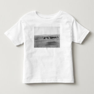 Camiseta Infantil Os militares examinam um acampamento distante de