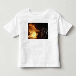 Camiseta Infantil Os sapadores-bombeiros extinguem um abeto simulado