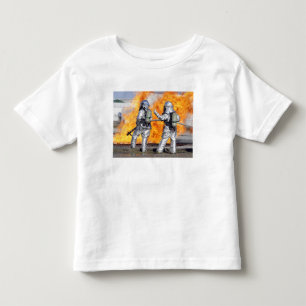 Camiseta Infantil Os sapadores-bombeiros lutam um fogo simulado