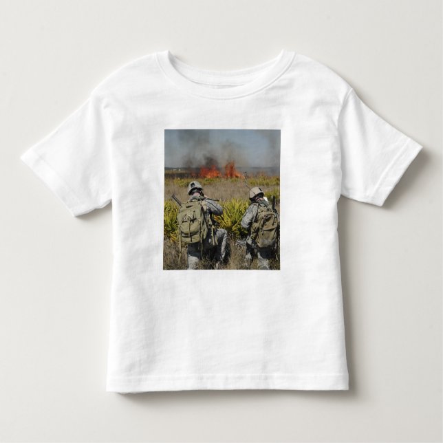 Camiseta Infantil Os soldados chamam informações (Frente)