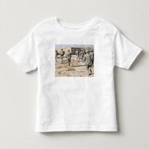 Camiseta Infantil os soldados respondem a um ataque das armas