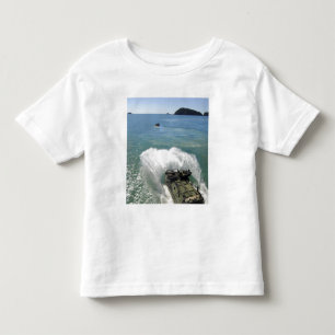Camiseta Infantil Os veículos do assalto anfíbio retiram a