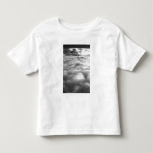 Camiseta Infantil Paisagem de nuvens sinistra ao nascer do sol.
