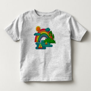 Camiseta Infantil Paisagem de viagem de barco sob nuvens solares e a