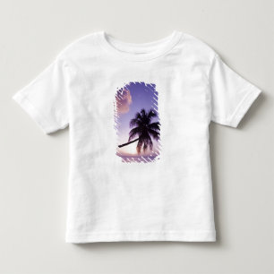 Camiseta Infantil Palmeira solitária ao pôr do sol, praia de Coconut
