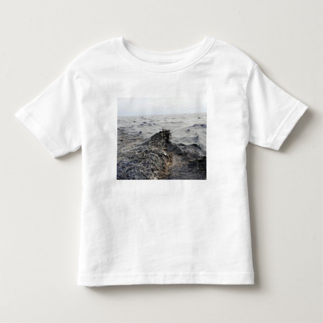 Camiseta Infantil Parte de uma maré negra no Golfo do México (Frente)