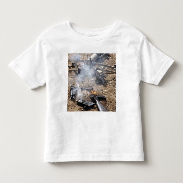 Camiseta Infantil Pedaços de armas inimigas foram legal (Frente)